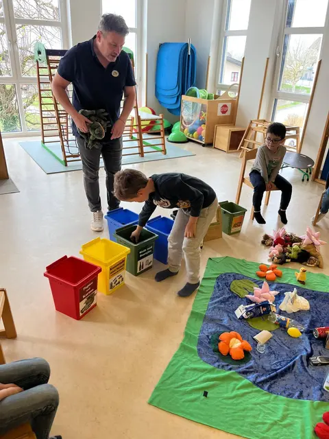 Die Mädchen und Buben des Kindergartens Freinberg durften beim Besuch von Johannes Weninger vom Bezirksabfallverband Schärding selbst Müll sortieren und herausfinden, wie sie im Alltag zur Sauberkeit der Umwelt beitragen können. | Foto: Kindergarten Freinberg