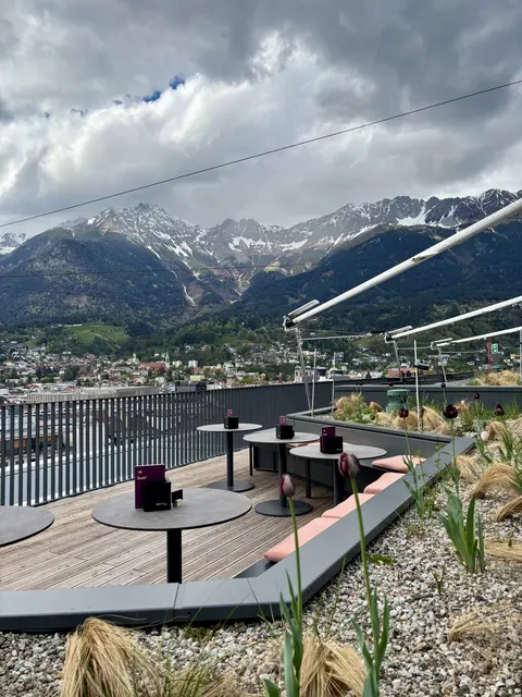 Die Dachterrasse des loft9 verbindet Design, Natur und Ausblick und wird zu einem besonderen Treffpunkt über den Dächern Innsbrucks. | Foto: Lea Mantinger