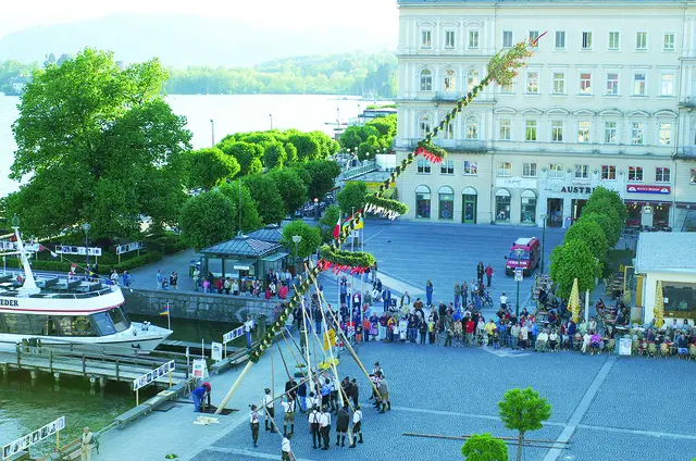 Traditionelles Maibaumaufstellen mit dem Trachtenverein Traunseer