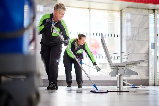 Reinigungskräfte der ÖBB sorgen im Rahmen des Frühjahrsputzes für saubere Bahnhöfe in Tirol. | Foto: ÖBB/Scheiblecker