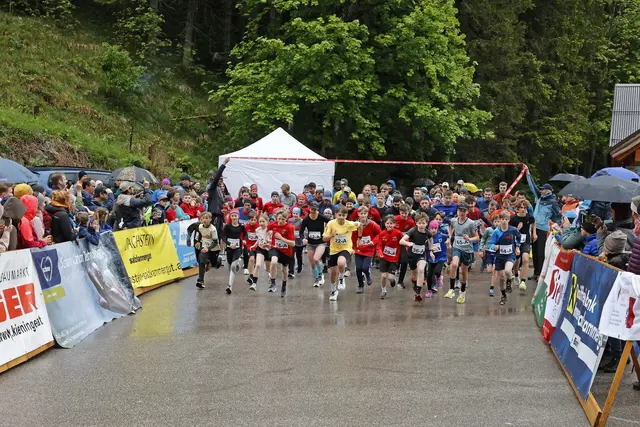 Laufen vor der Kulisse des Dachsteins