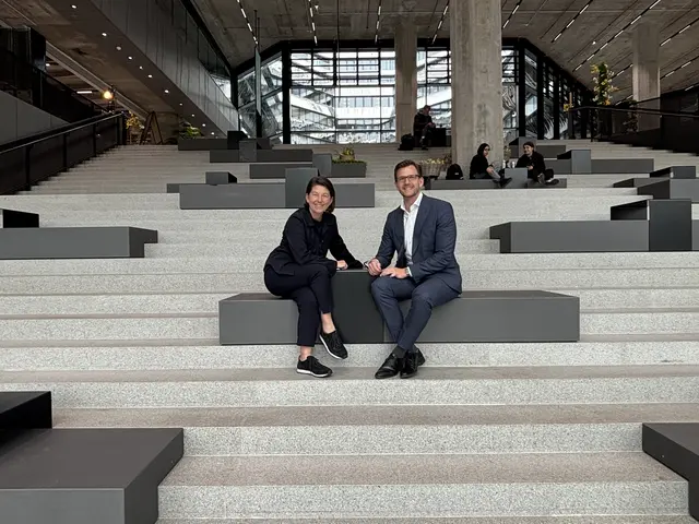 May-Britt Alróe-Fischer und Martin Krautgartner auf der weitläufigen Sitzstiege des Francis, hoch über dem Franz-Josefs-Bahnhof. | Foto: Mathias Kautzky/MeinBezirk