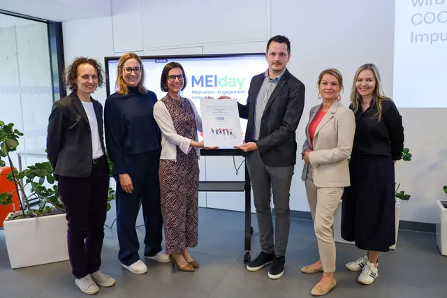 Ein besonderer Höhepunkt des Abends war die Verleihung des Zertifikats „COOL‑Impulsschule“ an die BHAK Bad Ischl. 
V.l.n.r.: Martina Piok, Sonja Lenz, Gudrun Sotz-Hollinger, Otto Ahammer, Barbara Göbl, Helga Geyrecker | Foto: BHAK/BHAS Bad Ischl