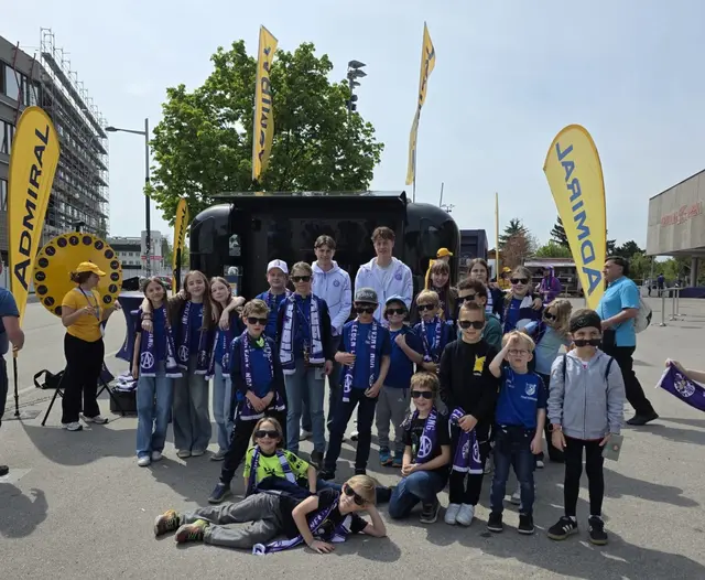 Die Nachwuchsfußballlerinnen und -fußballer genossen den Tag bei den Profis.  | Foto: SC Hohenruppersdorf