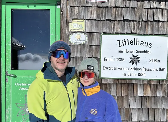 Julia Tamborini und Sebastian Archut sind die neuen Hüttenwirte im Zittelhaus. Da die Hütte bereits an einzelnen Tagen für die Skitourensaison öffnete, konnten die beiden Hüttenwirtsleute schon erfahrung sammeln. „Richtig“ in die Saison starten sie dann Ende Juni.
  | Foto: Alpenverein/Zittelhaus GesbR, Creative Commons BY-NC-SA 4.0