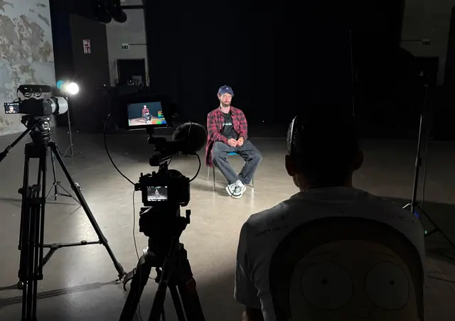 Gabriel Mair im Interview mit Filmemacher Alexander Lechner in der Basis Schlanders. | Foto: Alexander Lechner