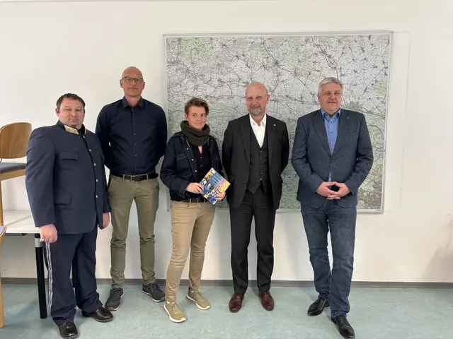 Chefinspektor Michael Zwick, Kontrollinspektor Christian Rechberger, Chefinspektorin Ramona Quast, Bezirkshauptmann Andreas Riemer und Bezirksinspektor Bernhard Schilcher. | Foto: Victoria Edlinger