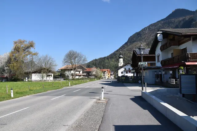 Im Bereich "Dorf" in der Gemeinde Erl soll ein Wohnprojekt mit Mietwohnungen und Betreutem Wohnen umgesetzt werden.  | Foto: Barbara Fluckinger