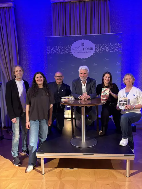 Der Frau Hofer Lesefrühling war sehr gut besucht.: Alexander Kornell, Juliane Kratzer, Günther Hofer, Dirk Stermann, Katrin und Inge Hofer | Foto: Hofer
