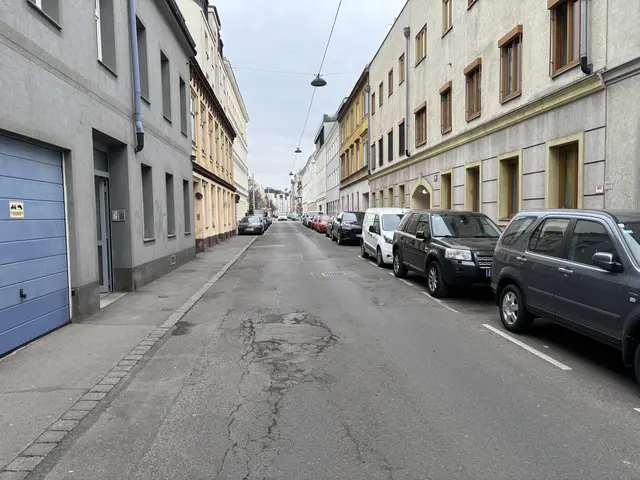Weil der Gehsteig bis zur Ortliebgasse so eng ist, mussten Fußgängerinnen und Fußgänger oft auf die Straße ausweichen.  | Foto: Lukas Ipirotis/MeinBezirk