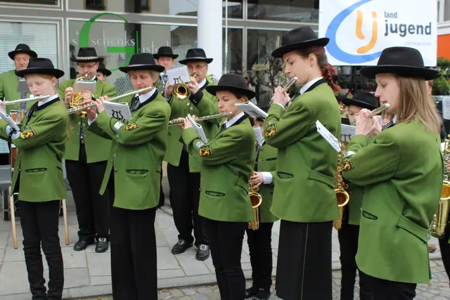 Der Maibaum wird in Pabneukirchen traditionell von der FF Pabneukirchen aufgestellt. Heuer ist ein Maibaumfest am Sonntag, 3. Mai, ab 9.30 Uhr am Marktplatz.  | Foto: Zinterhof