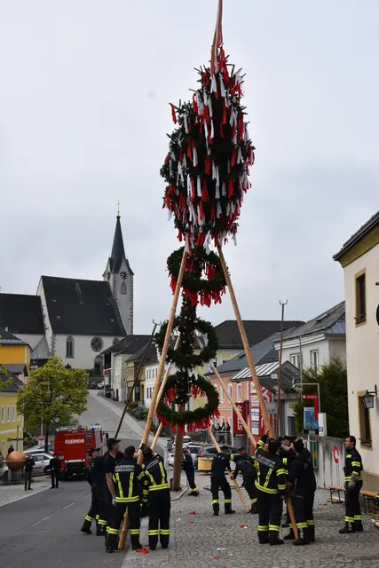 Der Maibaum wird in Pabneukirchen traditionell von der FF Pabneukirchen aufgestellt. Heuer ist ein Maibaumfest am Sonntag, 3. Mai, ab 9.30 Uhr am Marktplatz.  | Foto: Zinterhof