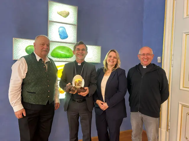 Osterkrippe im Straußenei: Symbolträchtiger Besuch beim Erzbischof