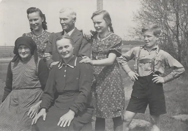 Familie Grafenauer und Wutti aus Dellach/Dole bzw. Brugg/Moste bei Hermagor wurden 1942 in das Arbeitslager Frauenaurach deportiert. Großmutter Aloisija Grafenauer (sitzend links, Witwe des Orgelbauers Franc Grafenauer) starb im Lager. Ihr Schwiegersohn Gabrijel Wutti starb kurz nach dem Ende des NS-Regimes an den Folgen der Lagerhaft. 
