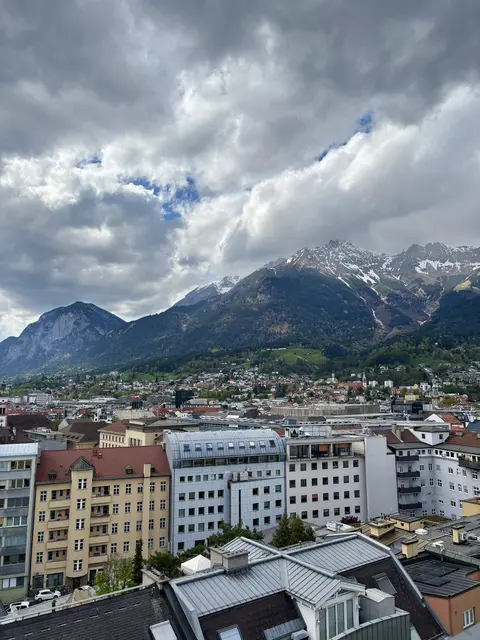 Zwischen Tradition und Moderne: Der Blick über Innsbruck unterstreicht die zentrale Lage und die enge Verbindung des Quartiers zur Stadt. | Foto: Lea Mantinger