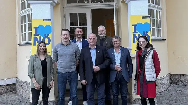 Bürgermeister Hubert Postiasi und sein Team mit Bezirksparteiobmann Christian Stacherl | Foto: VP NOE