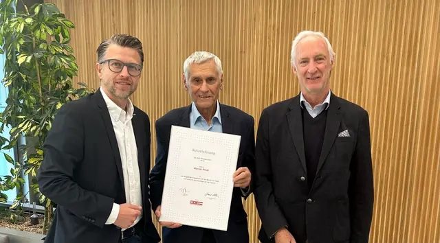 Von links: WKO-Bezirksstellenleiter Linz-Stadt Peter Polgar, Werner Prödl und WKO-Bezirksstellen-Obmann Klaus Schobesberger. | Foto: WKOÖ