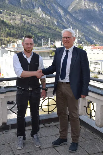 Der neue Vizebürgermeister von Spiss, Marco Spiss mit Bezirkshauptmann Siegmund Geiger. | Foto: BH Landeck