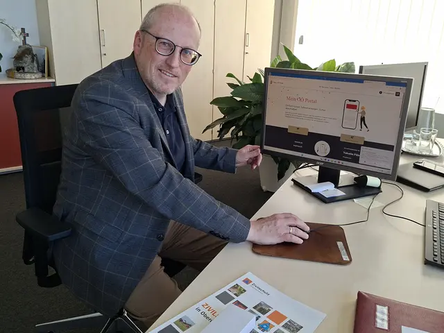 Bezirkshauptmann Valentin Pühringer präsentierte beim Pressegespräch das neue "Mein OÖ Portal" des Landes Oberösterreich.  | Foto: Helmut Eder