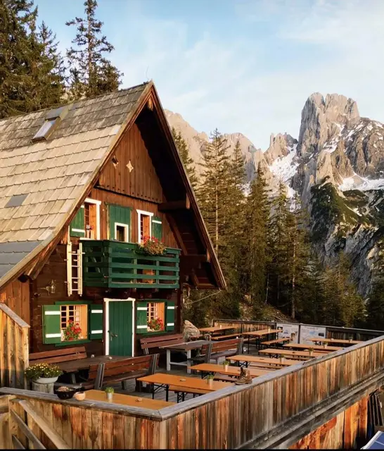 Die Theodor-Körner-Hütte mit Blick auf die Berge. | Foto: Alpenverein/ Stefan Huiskes