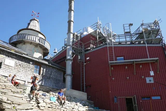 Das Sonnblick Observatorium (links der alte Turm, rechts die neue Station).  | Foto: Thomas Neuhold
