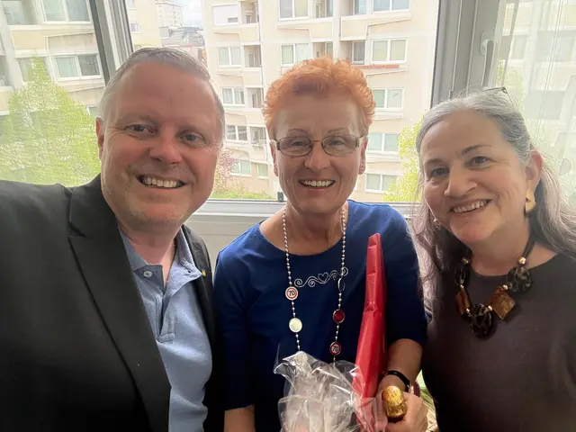 Vizebürgermeister Rainer Spenger und die Gemeinderätin Gabriele Grabner gratulierten der langjährigen Personalvertreterin der Neustädter Stadtverwaltung Erika Edelbacher (Mitte) zu ihrem 70. Geburtstag.

 | Foto: SP WRN