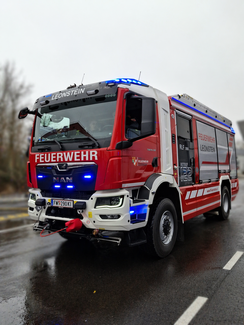 Blaulicht-Spektakel in Leonstein: Erster „Tag der Einsatzkräfte“ mit Fahrzeugsegnung