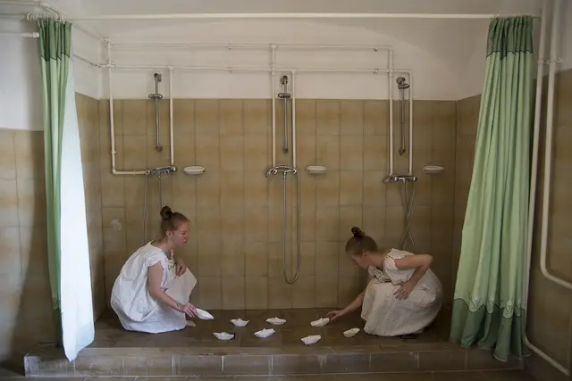 Die Ausstellung „Uferlos“ bringt vielfältige künstlerische Perspektiven auf das Thema Wasser in die Alte Schieberkammer im 15. Bezirk. | Foto: Stefania Zorzi