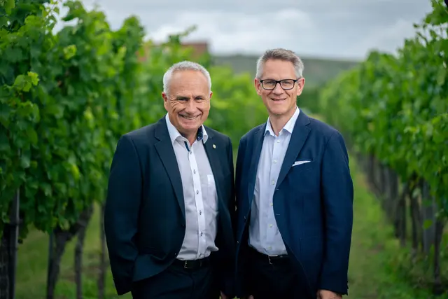 Gerüstet für die Zukunft der WINZER KREMS: 
v.li.: Geschäftsführer Ing. Ludwig Holzer, MSc und der neue Marketing- und Verkaufsleiter Dr. Wolfgang Hamm 
 | Foto: POV/Robert Herbst