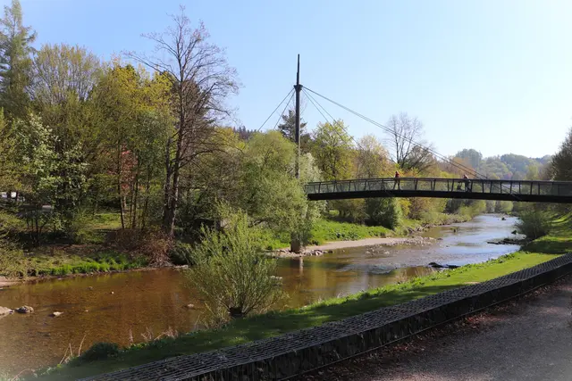 ...über diese Brücke kommt man auch in die Stadt.