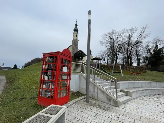 Das knallige rot der Bücherzelle in Bergheim kann man gar nicht übersehen. Das Team der Gemeindebücherei empfiehlt: Bücher bringen, tauschen, nehmen, leihen, lesen.   | Foto: sm