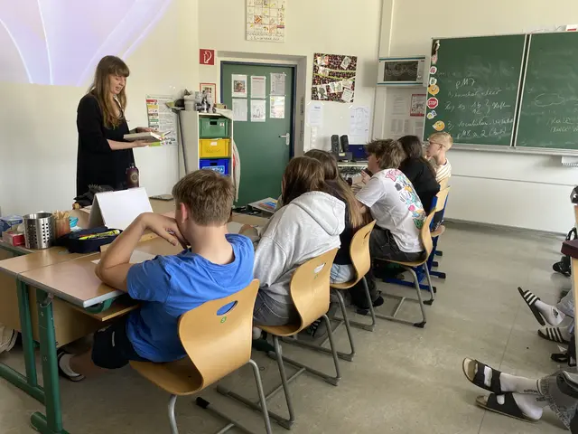 Die Schriftstellerin Irene Diwiak begeisterte die Klassen 4AB des BG/BORG Deutschlandsberg im Rahmen der Aktion „Sternlesen“ mit einer lebendigen Lesung und persönlichen Einblicken in ihr Schreiben. | Foto: Simone Poscharnik