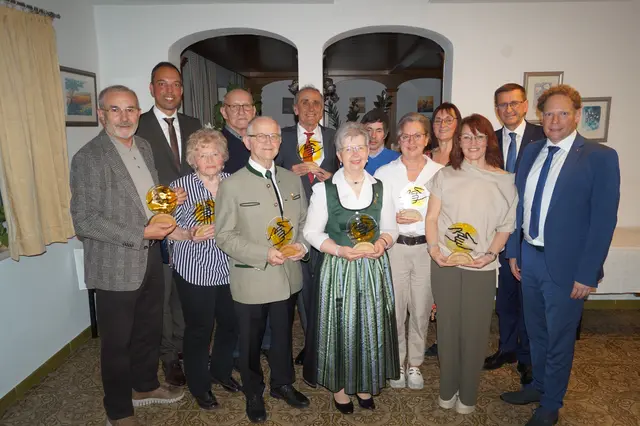 Von links: Manfred Andeßner (Offenhausen), Bezirksparteiobmann Abg.z.NR Bgm. Klaus Lindinger, Gerta und Franz Mühlgrabner (Sipbachzell), Konsulent Ing. Alfred Hermüller (Krenglbach), Roman Leibetseder (Weißkirchen an der Traun), Eveline Willinger (Krenglbach), Martin Hochhauser (Pichl bei Wels), Ingrid Hügelsberger (Holzhausen), Sabine Klebl (Holzhausen), Margit Fischer (Weißkirchen an der Traun), Landesrat Markus Achleitner, LAbg.  Michael Weber. | Foto: ÖVP Wels-Land