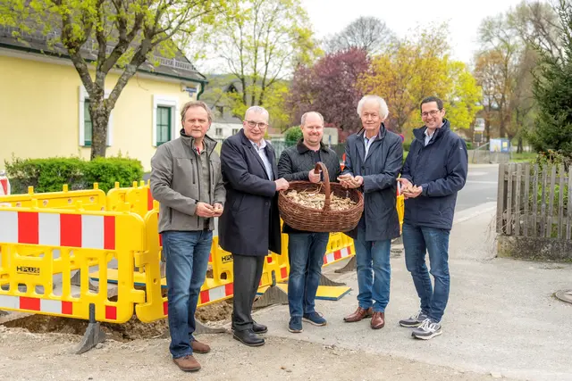 EVN Projektleiter Robert Schauer, EVN Wärme Geschäftsführer Gerhard Sacher, Bürgermeister Michael Nistl, Geschäftsführender Gemeinderat Wolfgang Nemeth und Vizebürgermeister Stephan Ernst. | Foto: EVN / Nadine Studeny