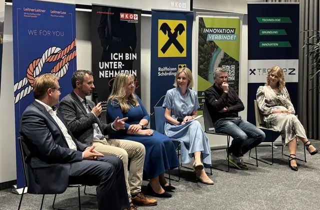 Expertinnen und Experten aus Wirtschaft, Bildung und Netzwerk diskutierten über die Chancen von InnRaum³: Christoph Schöndorfer (Techno-Z Ried), Matthias Tindorf (InnRaum³), Karin Wallerstorfer-Rögl (Raiffeisenbank Region Schärding), Lisa Fuchs (FiW Ried) Gerald Stockhammer (Scheuch Components GmbH) und Lisa Kinast (LeitnerLeitner) | Foto: Raiffeisenbank Region Schärding