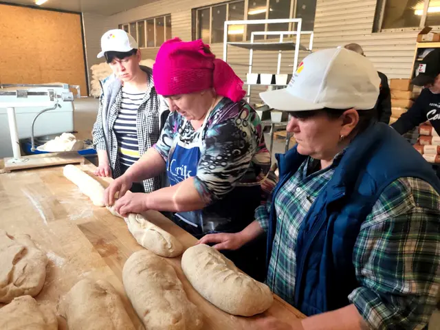 Arbeit in einer Bäckerei in der Ukraine. | Foto: Brot gegen Not