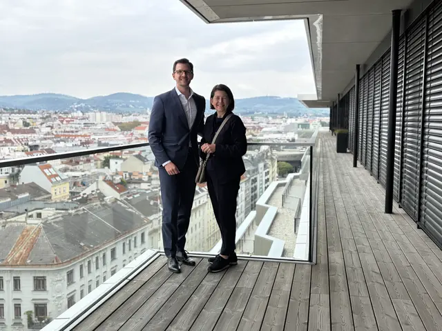 May-Britt Alróe-Fischer und Martin Krautgartner auf der 360-Grad-Terrasse des Francis mit Ausblick über – wirklich – ganz Wien. | Foto: Mathias Kautzky/MeinBezirk