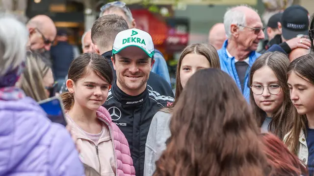 Nach dem Showrun erfüllte Lucas Auer zahlreiche Autogramm und Foto Wünsche der Fans.