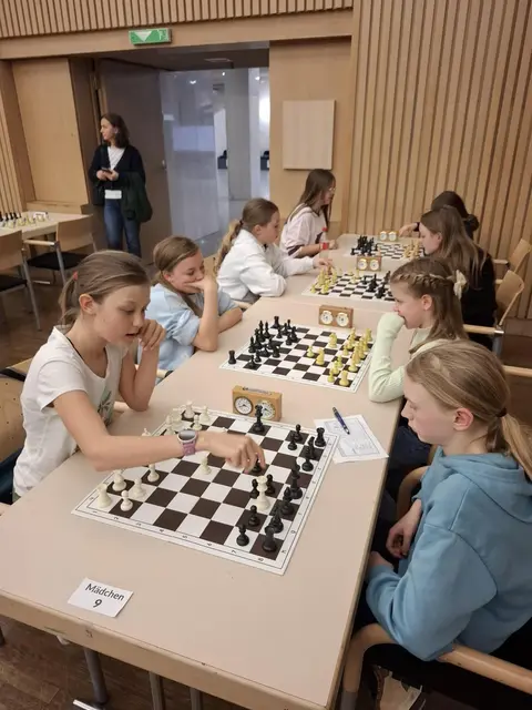 Die Schüler der Kreativ-Musikmittelschule Kirchdorf bewiesen am Schachbrett großes Engagement.  | Foto: Kreativ-Musikmittelschule Kirchdorf