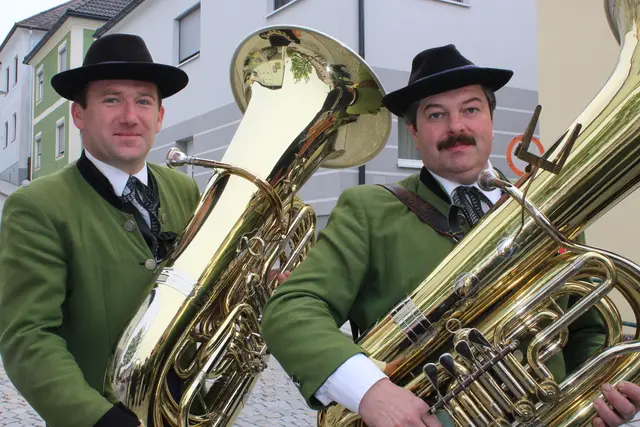 Der Maibaum wird in Pabneukirchen traditionell von der FF Pabneukirchen aufgestellt. Heuer ist ein Maibaumfest am Sonntag, 3. Mai, ab 9.30 Uhr am Marktplatz.  | Foto: Zinterhof