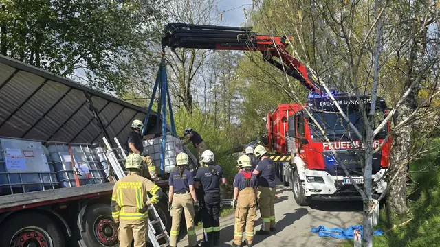 Der Lastwagen musste vor der Bergung entladen werden. | Foto: FF Ried