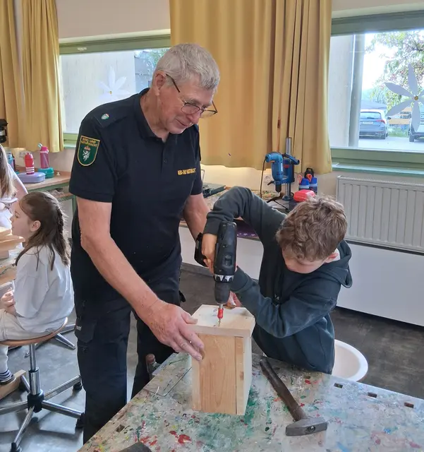 Nistkästenbau in der Volksschule St.Nikolai im Sausal !