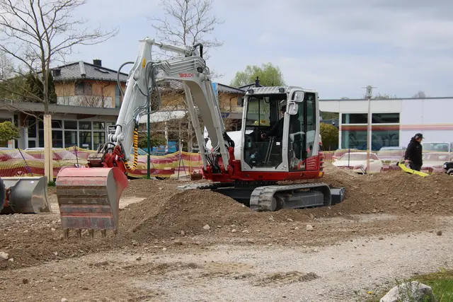 Der Bagger fuhr für die Bauarbeiten in Obertrum schon auf.