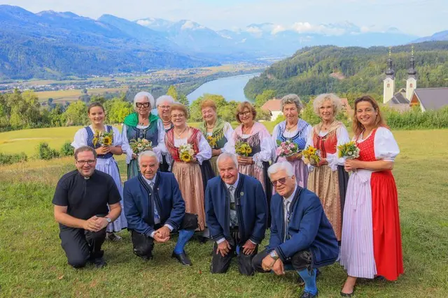 Zu den absoluten Kraftorten in der Gemeinde zählt für Kaspar (hinten, 4.v.r.) die Kaiserhütte direkt über der Wallfahrtskirche. | Foto: knauderfotografie