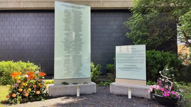 Das „Denkmal der Namen“ in Hermagor wurde am 8. Mai 2025 eingeweiht und erinnert an Menschen aus dem Bezirk Hermagor, die dem NS-Terror zum Opfer fielen. Der jüngste Name auf dem Denkmal gehört einem achtjährigen Kind, der älteste einem fast 80-jährigen Mann.  | Foto: Verein Erinnern Gailtal