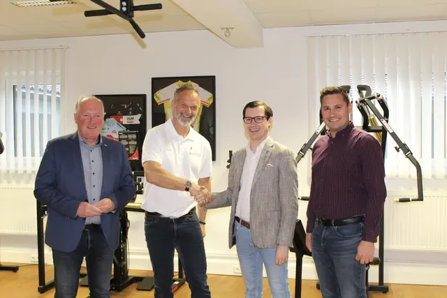 Vize-Bgm. Berthold Strobl, Markus Stark, Bgm. Stefan Hofer und GK Stefan Höfler bei der Eröffnung. Sie zeichneten Stark auch mit einer Ehrennadel aus. | Foto: Gemeinde Turnau/Hanna Fladl