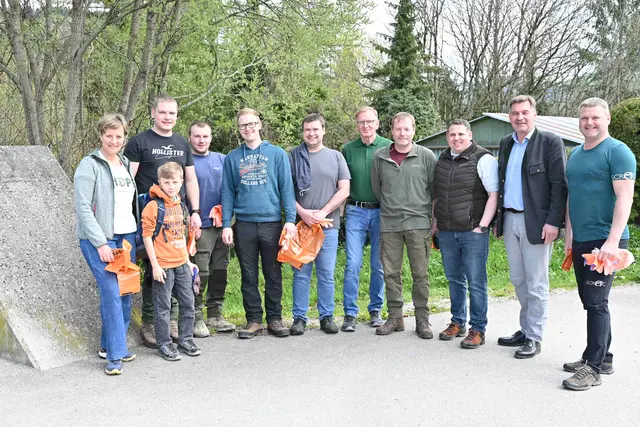 Umweltstadträtin Gudrun Schindler-Rainbauer (li.) Bürgermeister Werner Krammer und Fischereiaufseher Christian Pechhacker (re.) reinigten gemeinsam mit Fischern das Ybbsufer.  | Foto: Stadt Waidhofen a/d Ybbs