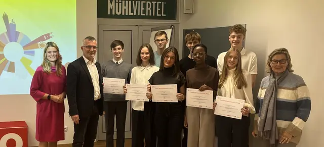 Erfolgreiche "Youth Entrepreneurship Week" (von links): Karin Kolm, Thomas Denk, Yannik Unger, Hannah Haghofer, Tobias Pum, Sophie Lindner, Lorenz Viehböck, Jemimah Mukwaya, Laurenz Chalupar, Laura Strauß und Doris Bressler. | Foto: Elisabeth Raffaseder