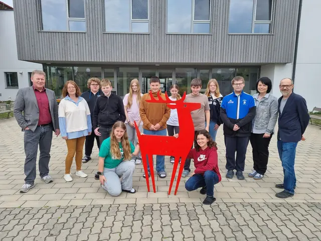 v.l.n.r.: Bürgermeister Wolfgang Gaida, Michaela Seidl (Direktorin, Projekt „Inside Hohenau“), Richard Pleil (Viertelmanagement Weinviertel der Kulturvernetzung Niederösterreich) sowie Schülerinnen und Schüler der 3. Klasse der NMS | Foto: NMS Hohenau