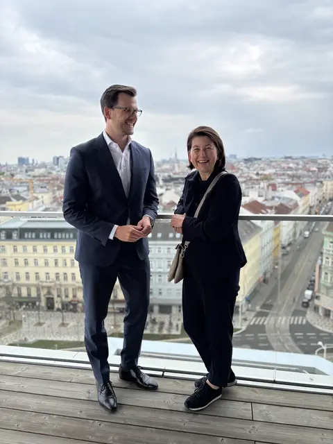 In der Mitte zwischen May-Britt Alróe-Fischer und Martin Krautgartner ist der Stephansdom zu sehen. | Foto: Mathias Kautzky/MeinBezirk